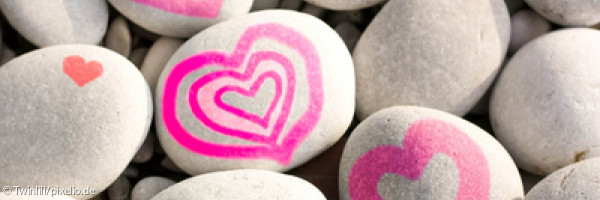 Pinke Herzen auf Steine gemalt